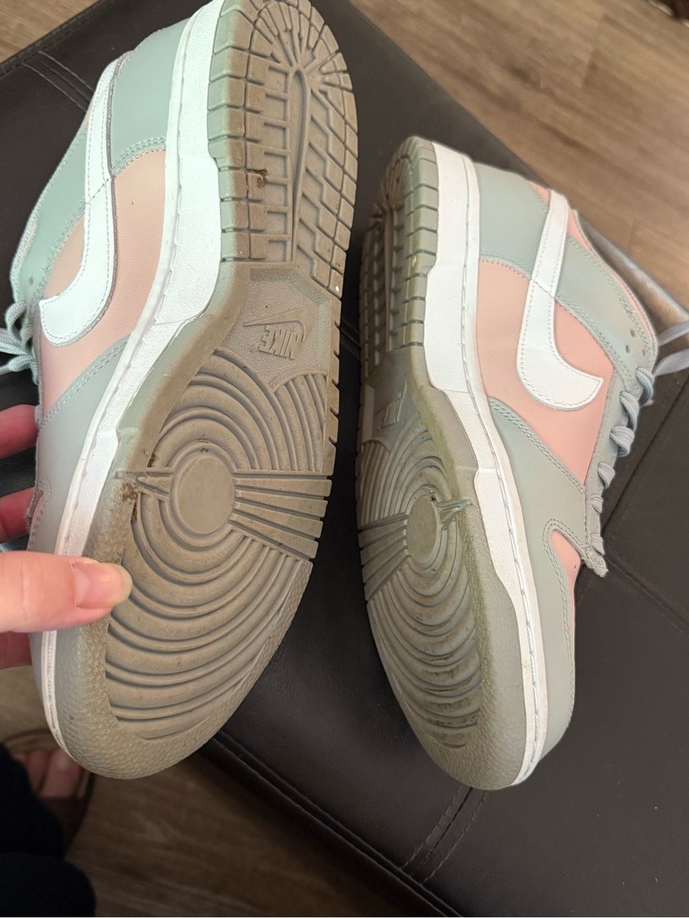 Pink & gray Nikes 10.5 - Picture 5 of 7